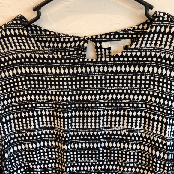 H&M LONG SLEEVE DRESS W/ KEYHOLE CUTOUT BACK - Picture 2 of 5